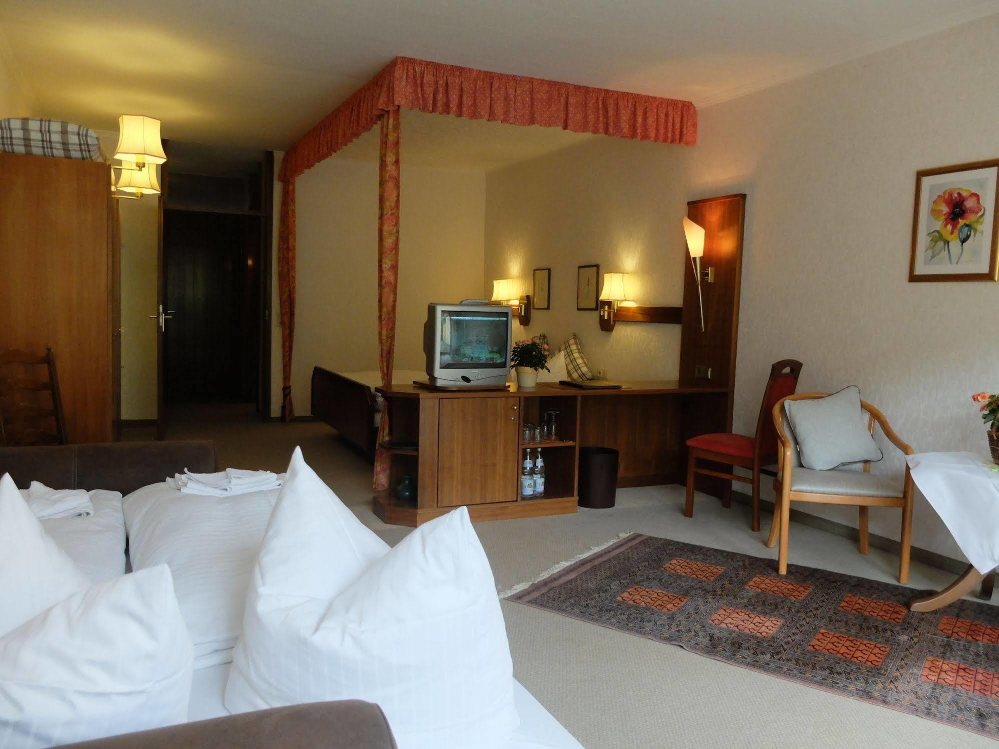 Hotel Valsana Am Kurpark Bad Wildbad Exterior foto